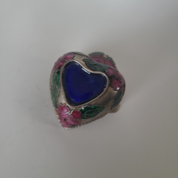 🌸 Vintage Heart Shaped Trinket Box with Botanical Accents - Picture 3 of 4